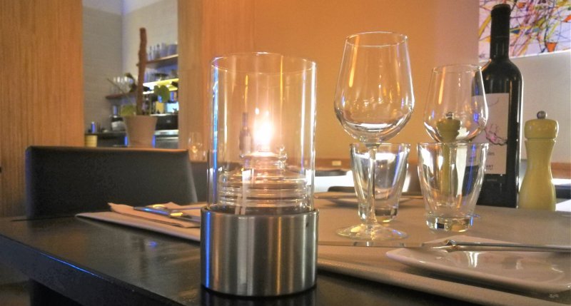 vela de parafina liquida y lámpara de mesa en restaurante