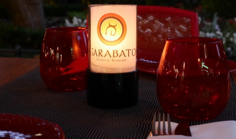 Portavelas con logo en mesa restaurante